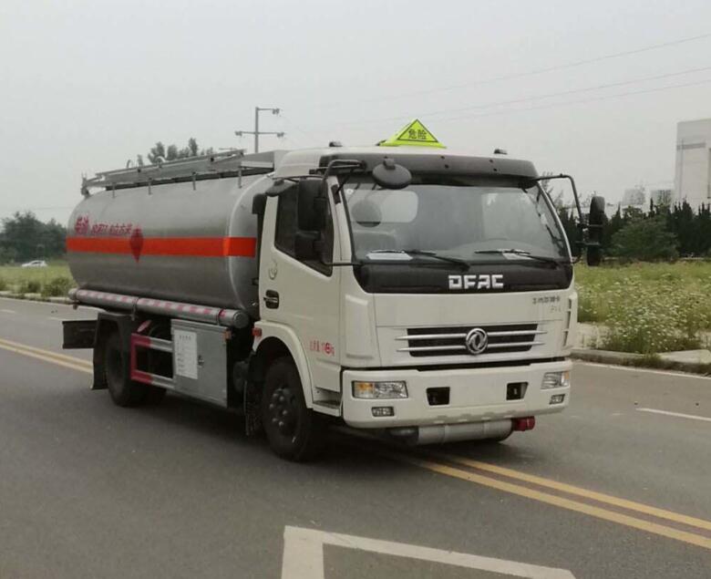 東風多利卡8-10噸運油油罐車